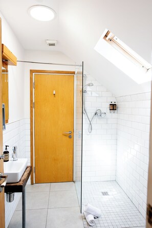 Family Room, 2 Double Beds | Bathroom - The Nest Boutique Hostel (Galway)