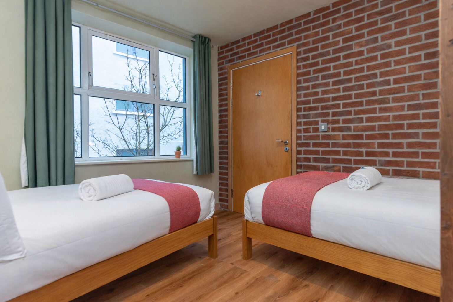 Twin kamer, en-suite badkamer | Hypoallergeen beddengoed, een strijkplank/strijkijzer, reisbedje