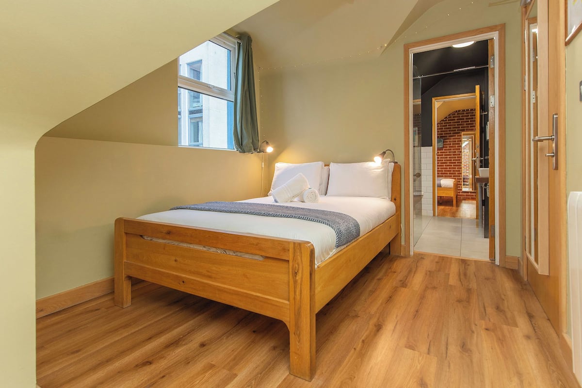 Habitación familiar, 2 camas dobles | Ropa de cama hipoalergénica y tabla de planchar con plancha