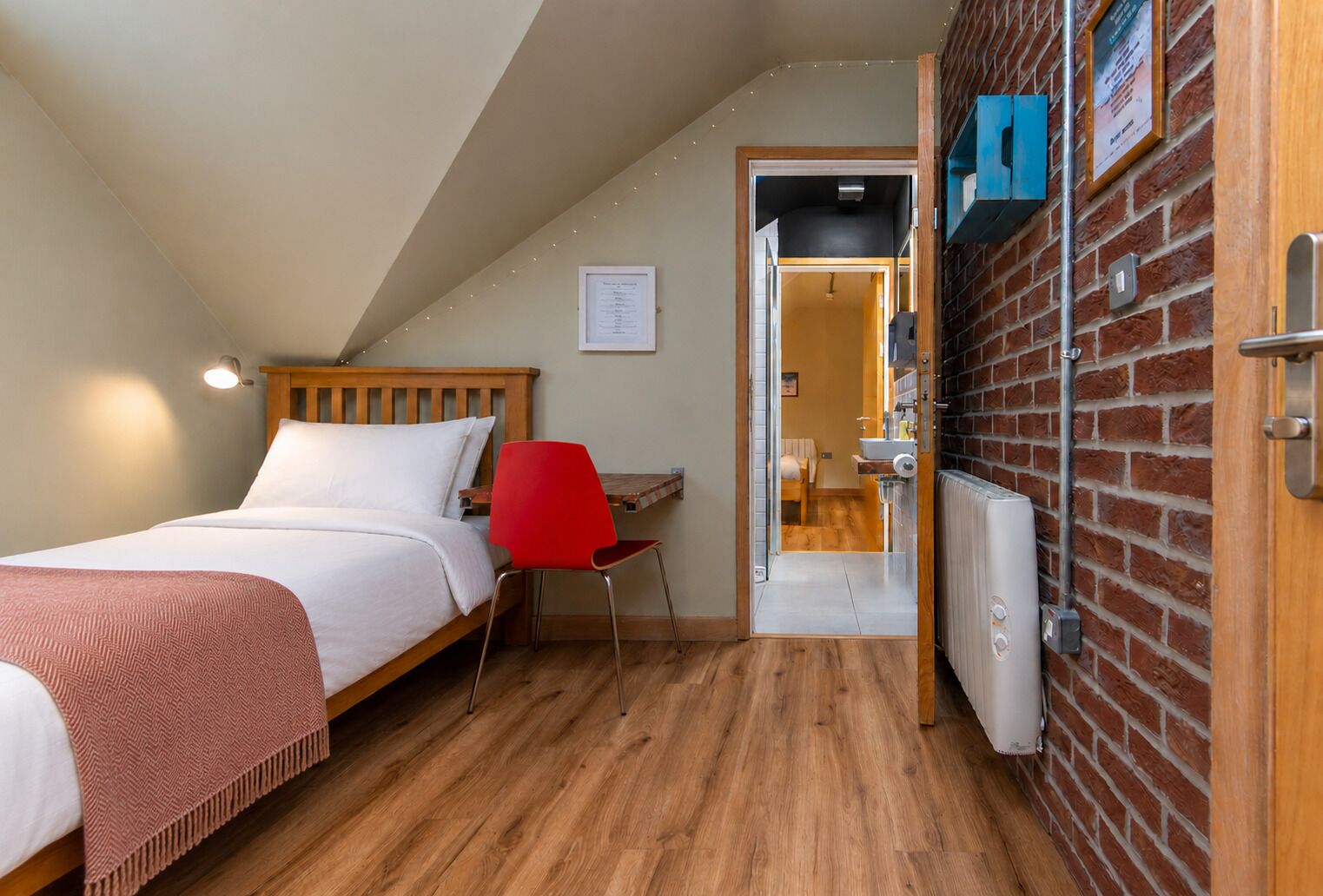 Familiekamer, en-suite badkamer | Hypoallergeen beddengoed, een strijkplank/strijkijzer, reisbedje