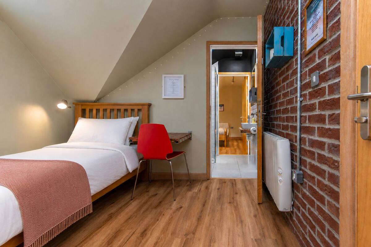 Habitación familiar, baño privado | Ropa de cama hipoalergénica y tabla de planchar con plancha