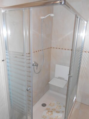 Kostenlose Toilettenartikel, Handtücher