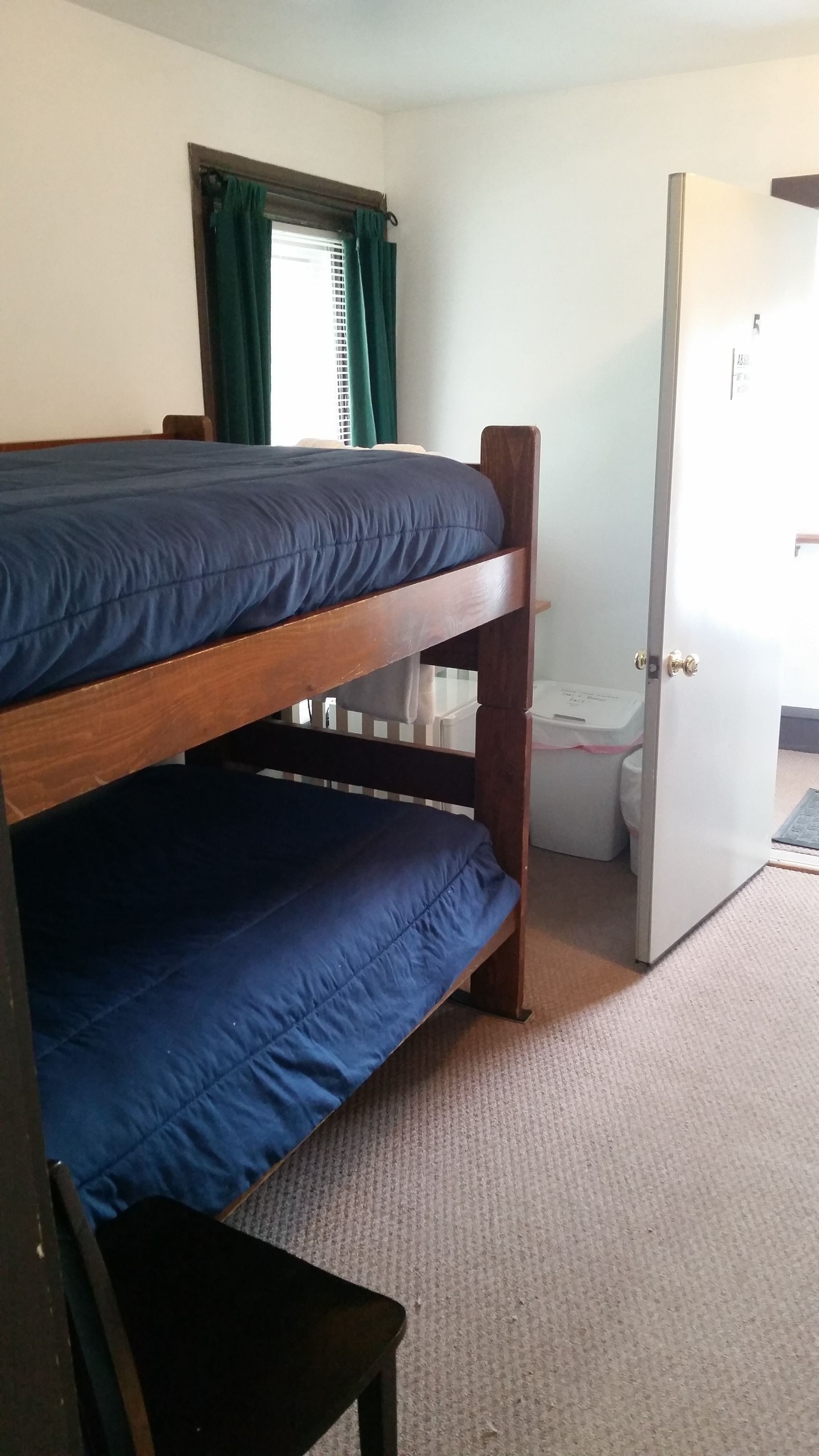 Chambre, Plusieurs lits | Bureau, accès au Wi-Fi (inclus), literie fournie