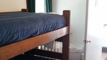 Chambre, Plusieurs lits | Bureau, accès au Wi-Fi (inclus), literie fournie
