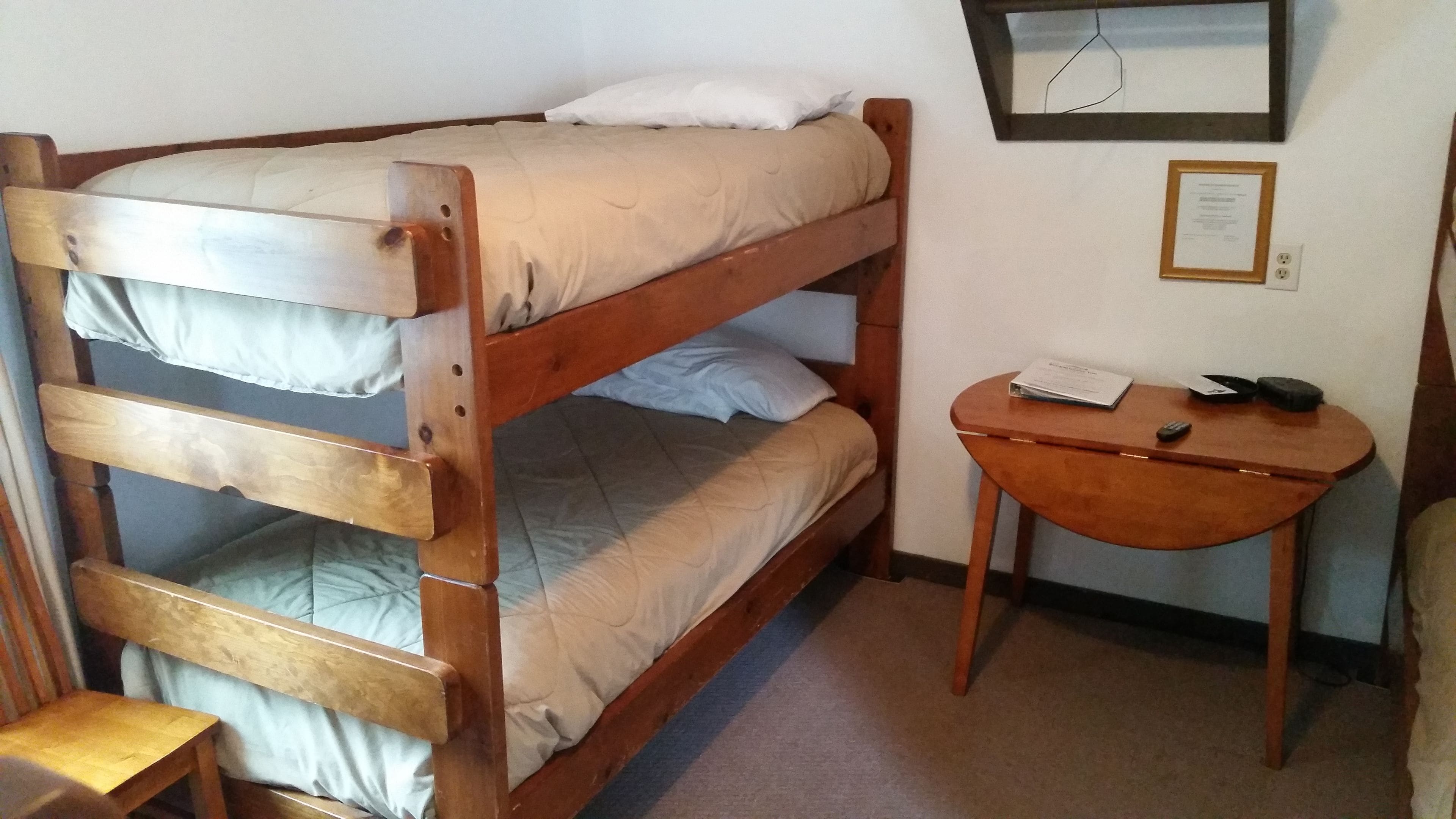 Chambre, Plusieurs lits | Bureau, accès au Wi-Fi (inclus), literie fournie