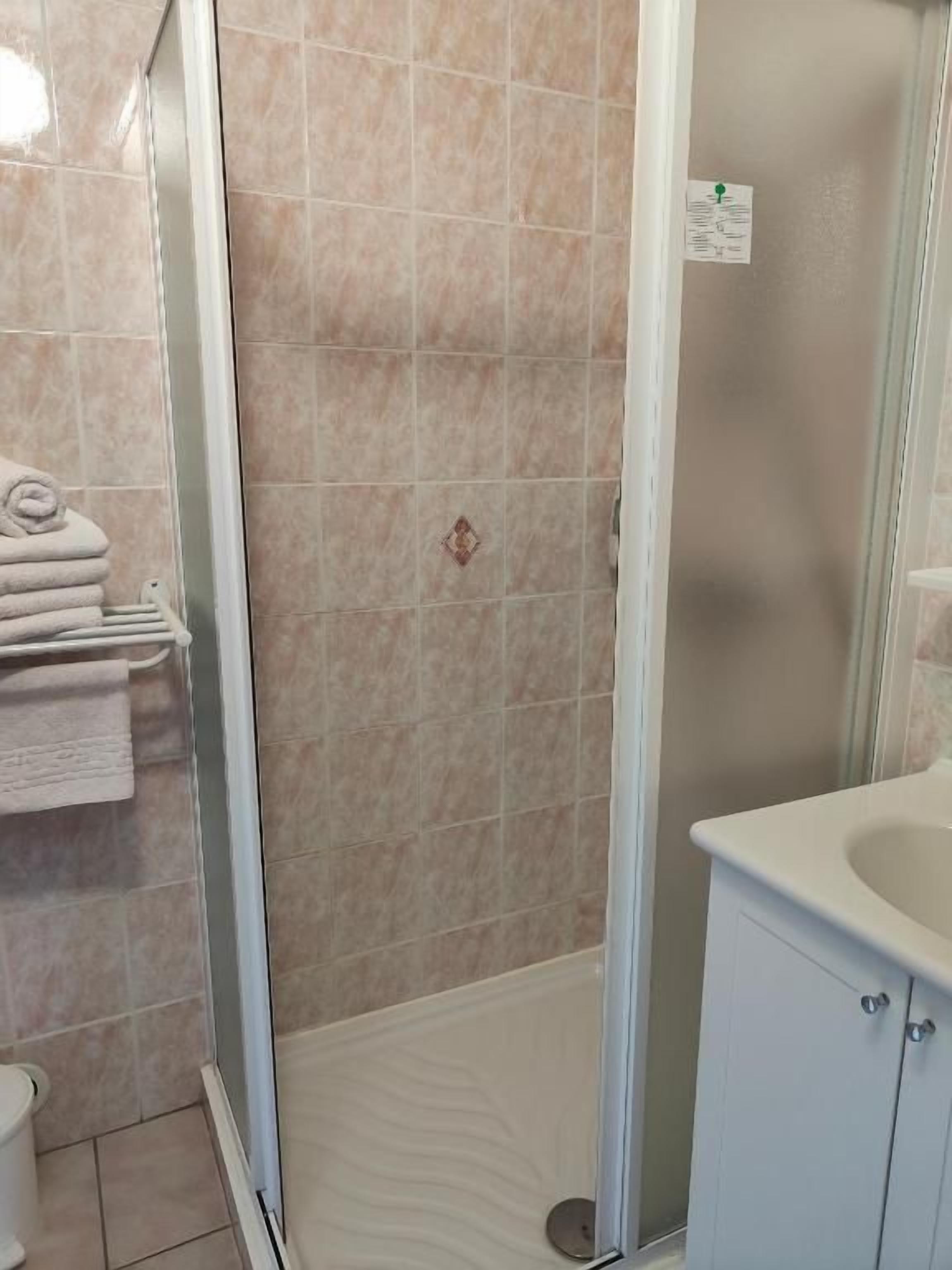 Un baño con ducha, inodoro y lavamanos.