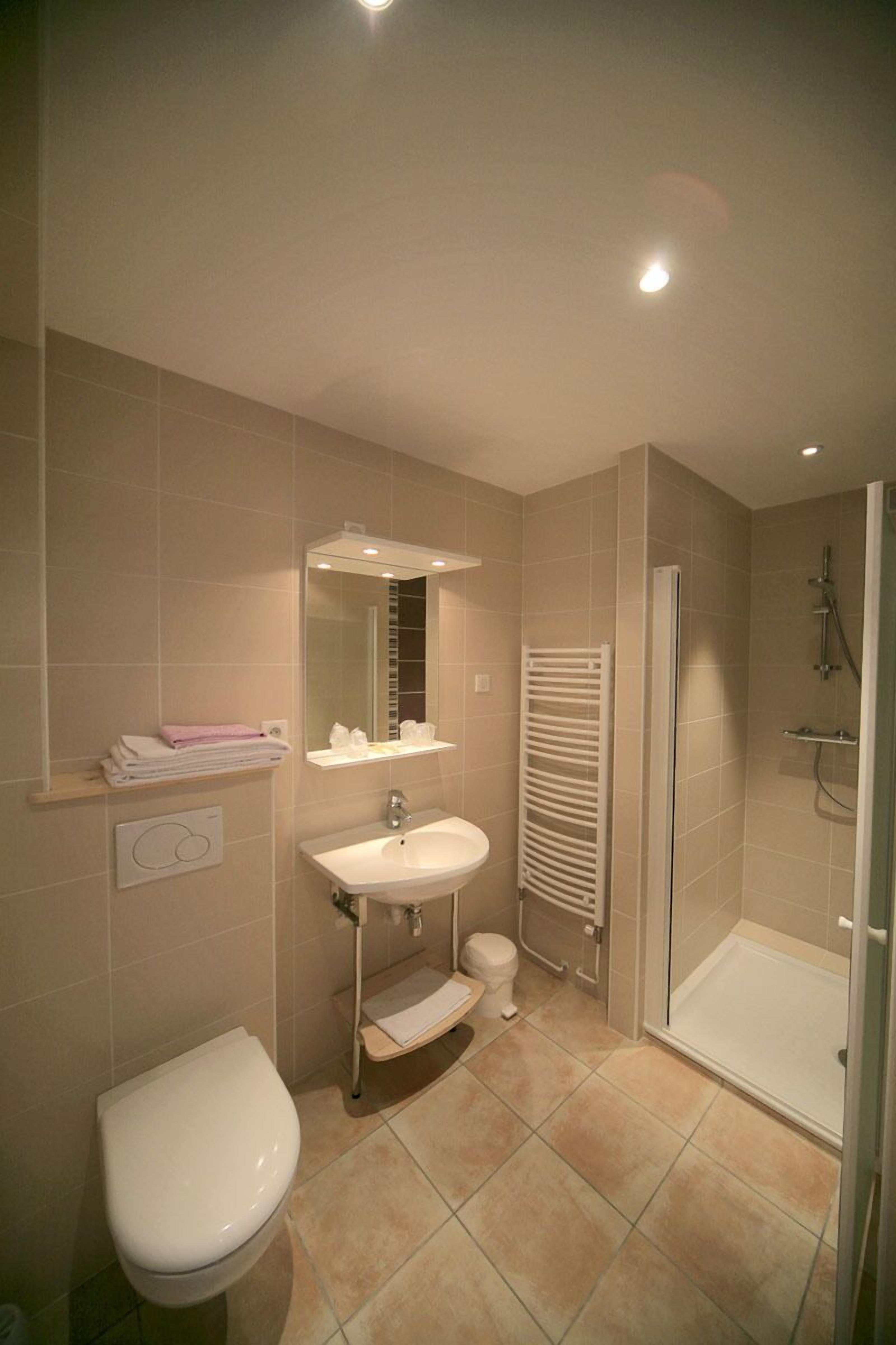 comfort double room | bathroom | shower, free toiletries, hair dryer, towels