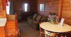 Cottage, 2 slaapkamers, keuken, aan de binnenplaats | Woonruimte | Flatscreentelevisie