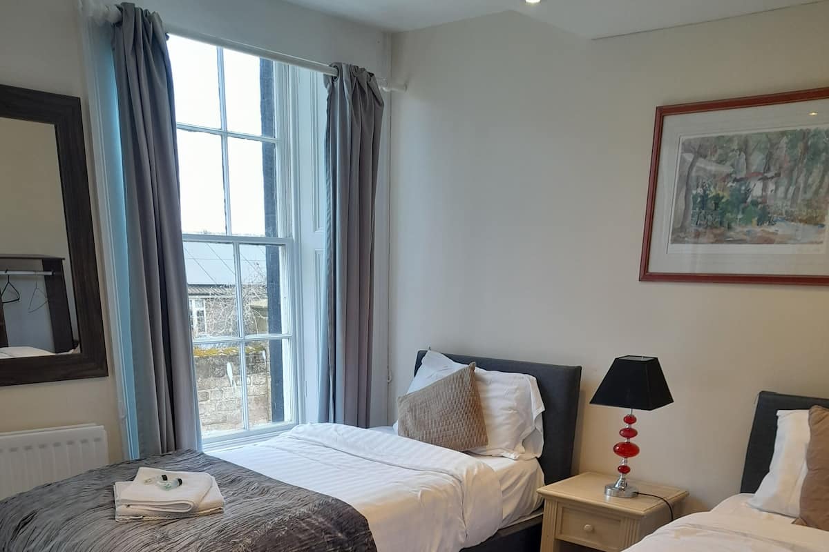Twin Room, Ensuite | Desk, WiFi (free), bed sheets