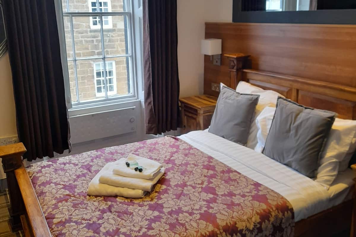 Double Room, Ensuite | Desk, WiFi (free), bed sheets