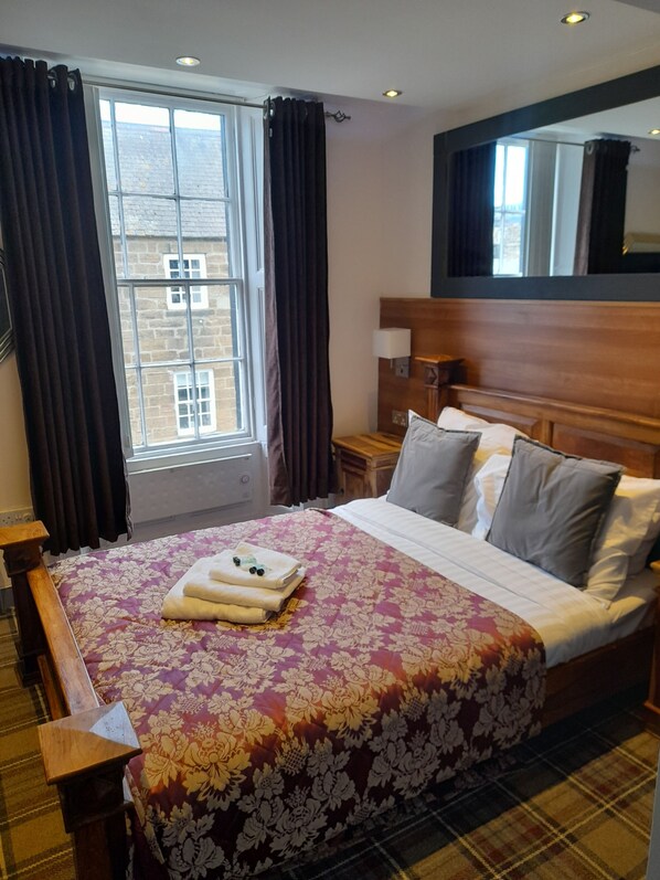 Dobbeltrom, eget bad | Skrivebord, wi-fi (inkludert) og sengetøy