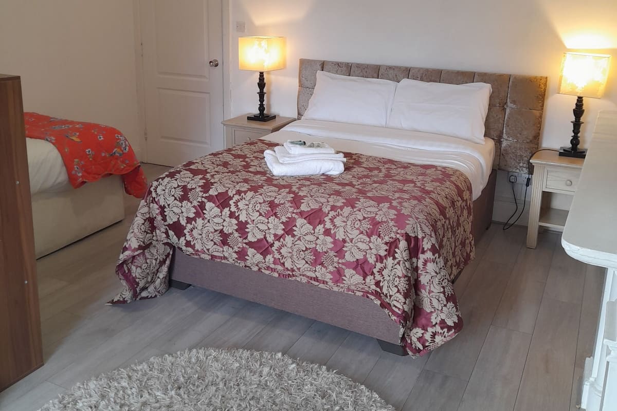 Triple Room, Ensuite | Desk, WiFi (free), bed sheets