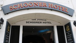 Property entrance - Schooner Hotel (Alnwick)