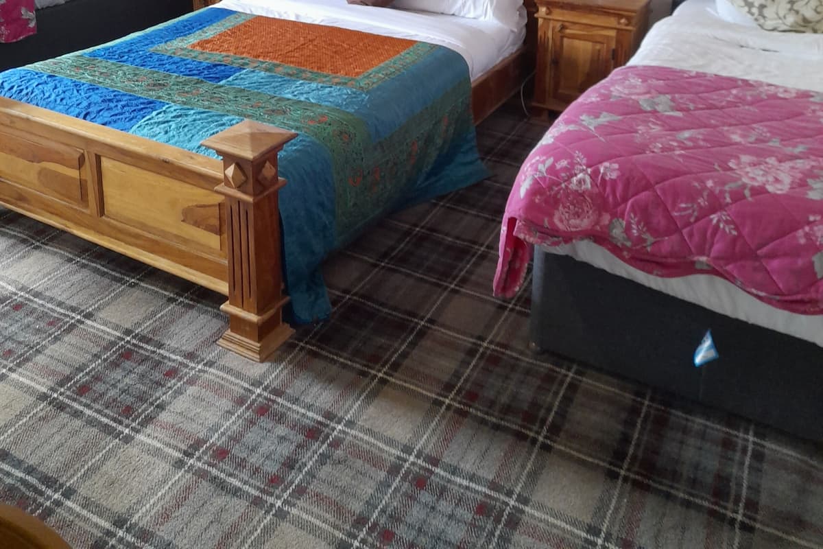 Family Room, Ensuite | Desk, WiFi (free), bed sheets