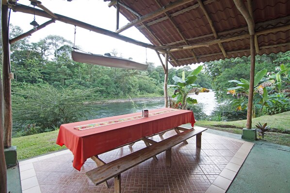 Refrigerador con congelador, parrilla de estufa y utensilios de cocina