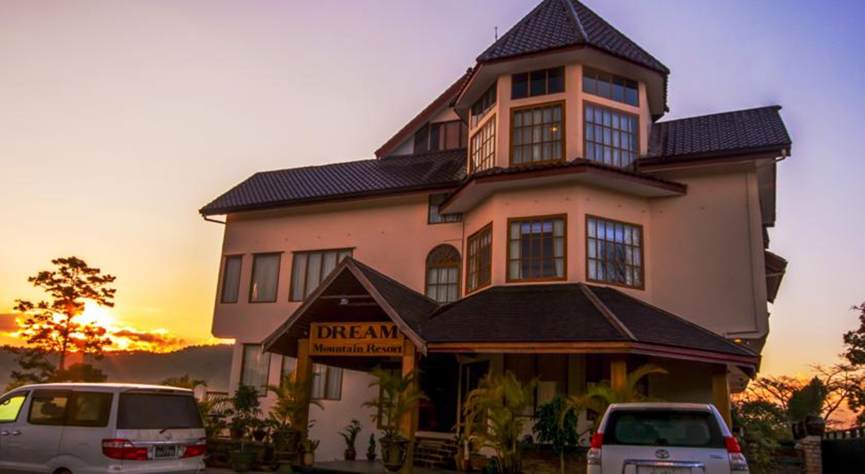 A two-story building with a sign reading "Dream Mountain Resort."