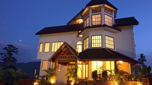 A two-story building with a sign reading "DREAM Mountain Resort."