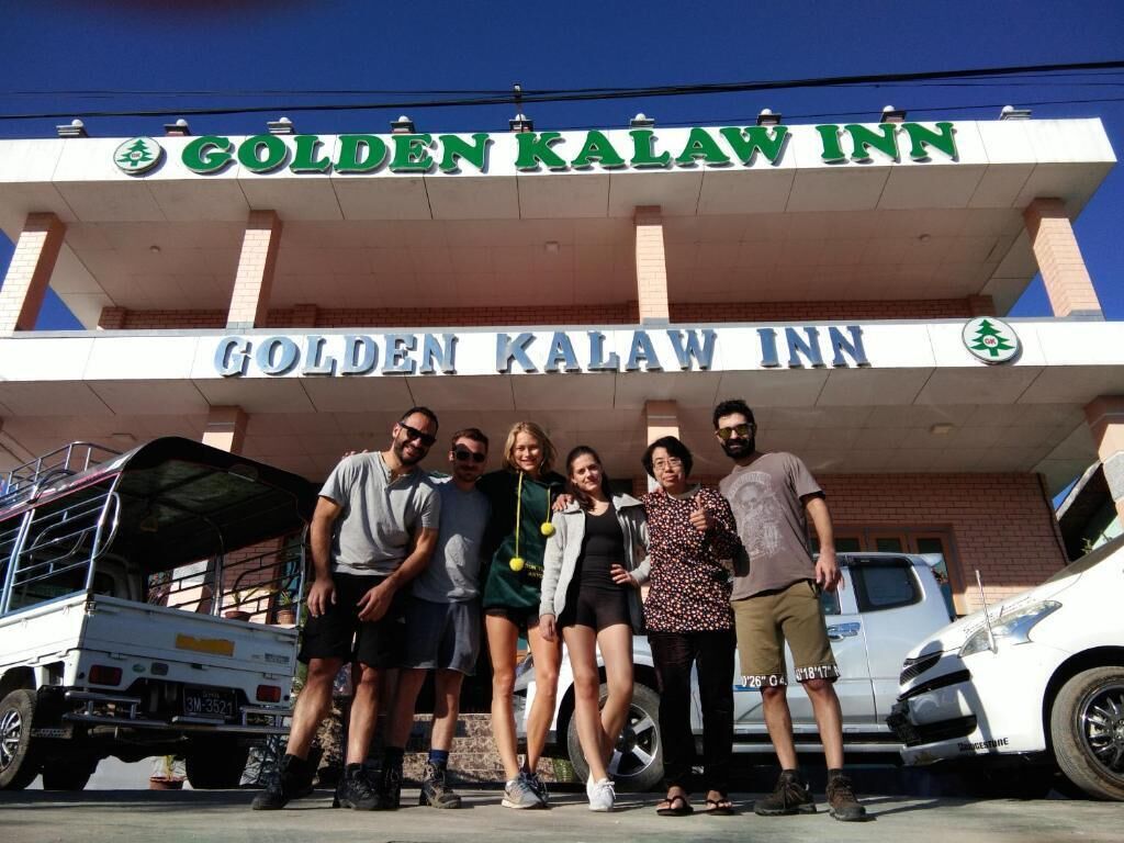 Eine Gruppe von Personen vor dem Golden Kalaw Inn.