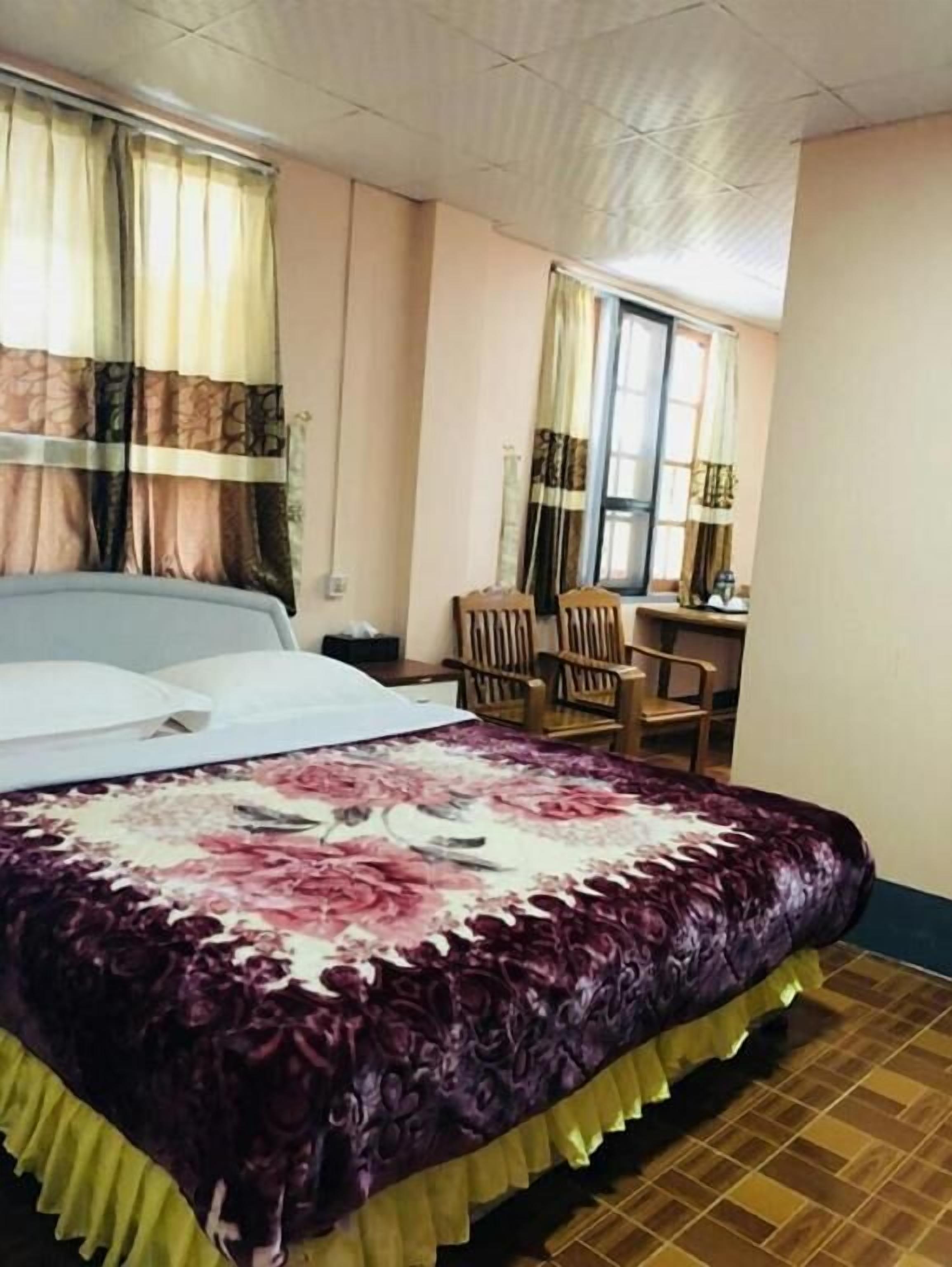 Minibar, desk, cribs/infant beds, rollaway beds