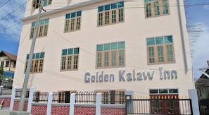 A building with the sign "Golden Kalaw Inn" indicating it is a hotel. - Golden Kalaw Inn (Kalaw)