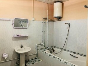 Shower, free toiletries, hair dryer, slippers - Golden Kalaw Inn (Kalaw)