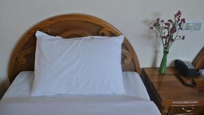 Minibar, desk, cots/infant beds, rollaway beds - Golden Kalaw Inn (Kalaw)