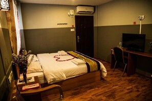 Minibar, desk, soundproofing, free WiFi - Myint Myat Guest House (Yangon)