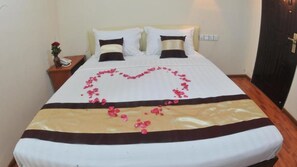 Minibar, desk, soundproofing, free WiFi - Myint Myat Guest House (Yangon)