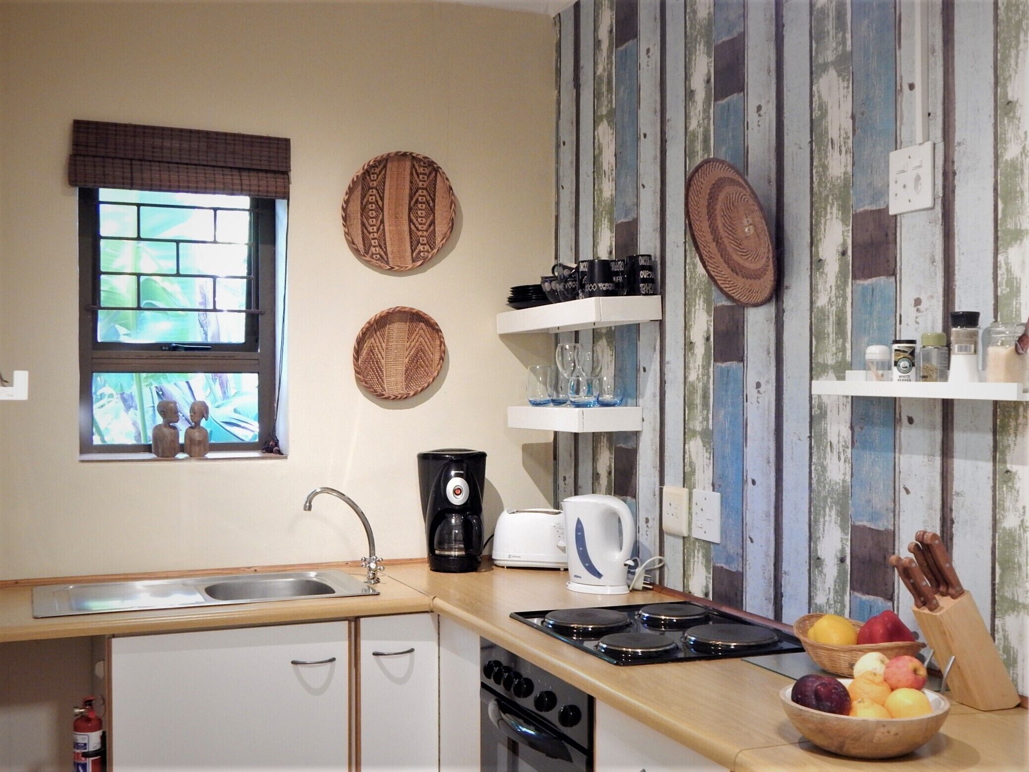 Kamar Double Premium, 1 kamar tidur (AMANZI) | Dapur pribadi | Microwave dan ketel listrik