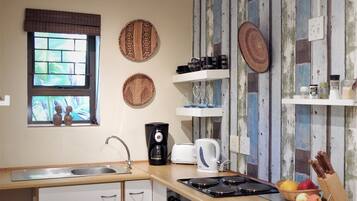 Kamar Double Premium, 1 kamar tidur (AMANZI) | Dapur pribadi | Microwave dan ketel listrik