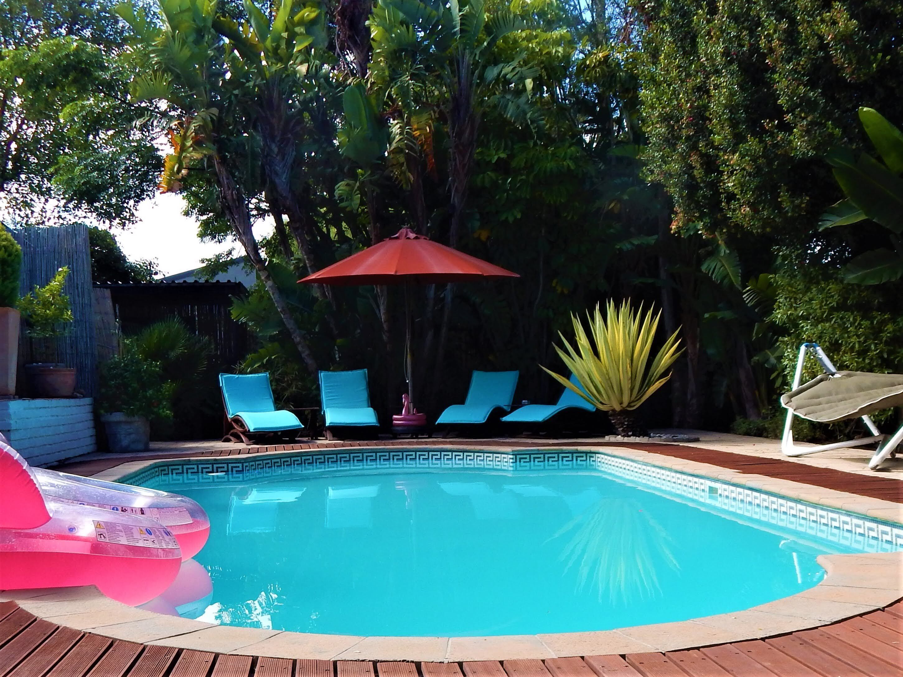 Außenpool, Sonnenschirme, Liegestühle