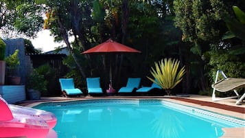 AuĂenpool, Sonnenschirme, LiegestĂŒhle