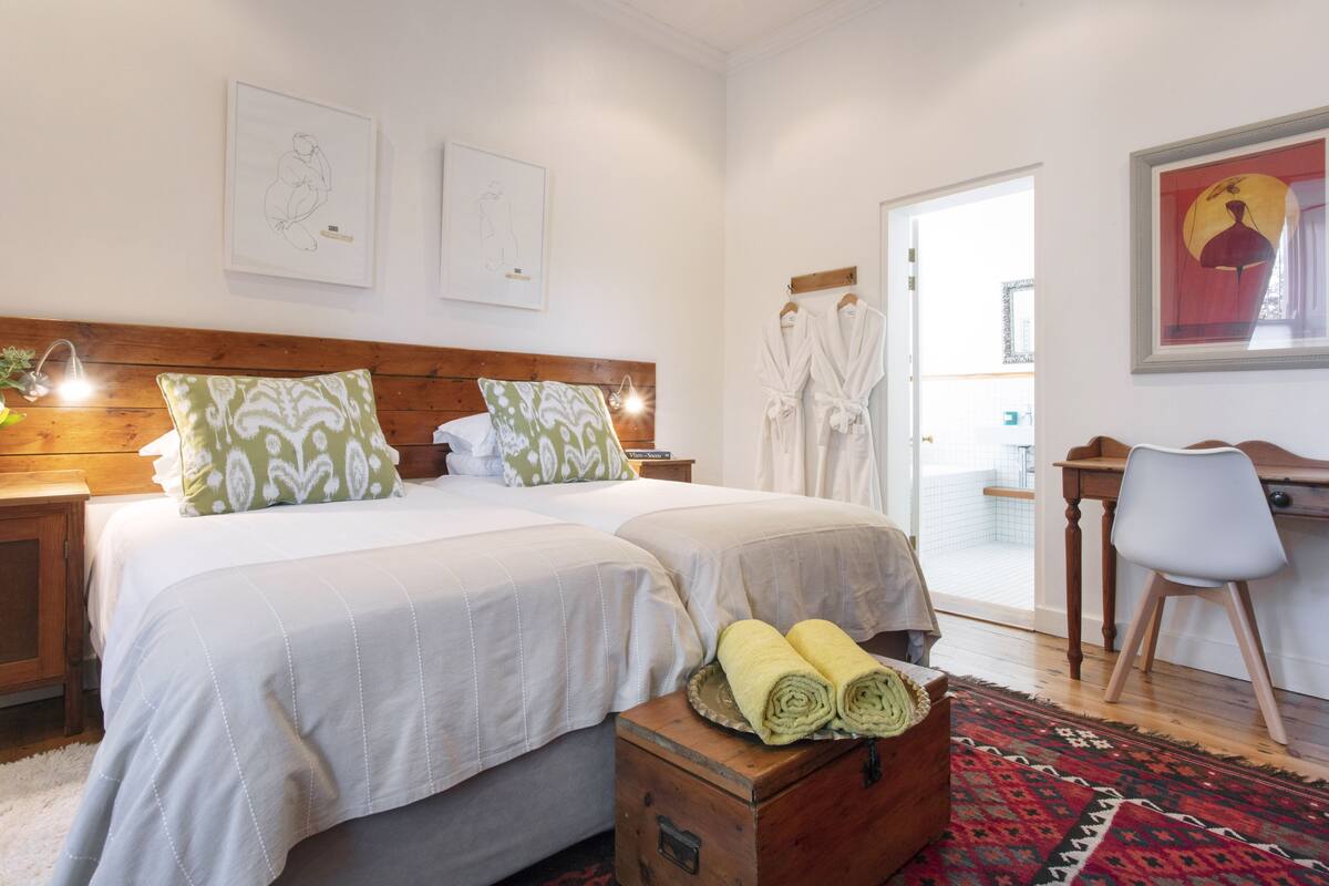Classic Room Self Catering | 1 camera, una cassaforte in camera, una scrivania, tende oscuranti