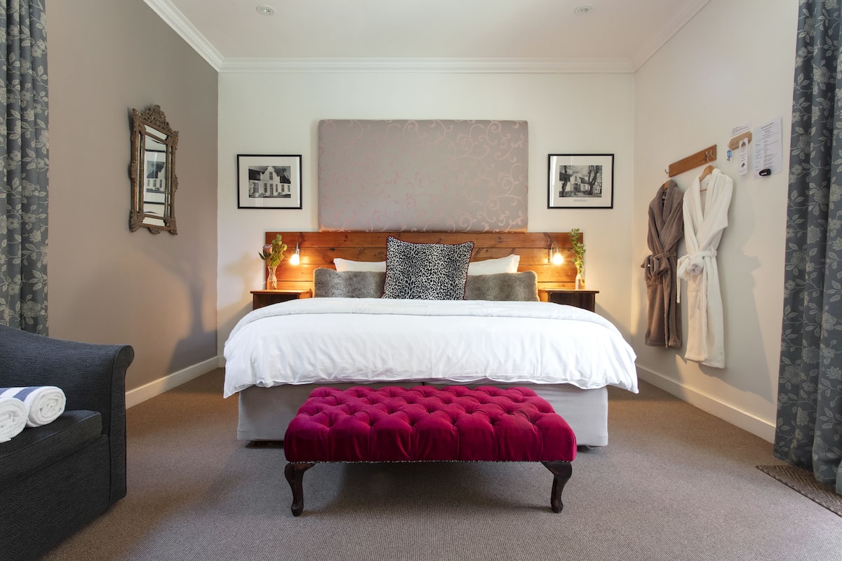 Deluxe Double or Twin Room | 1 bedroom, in-room safe, desk, blackout drapes