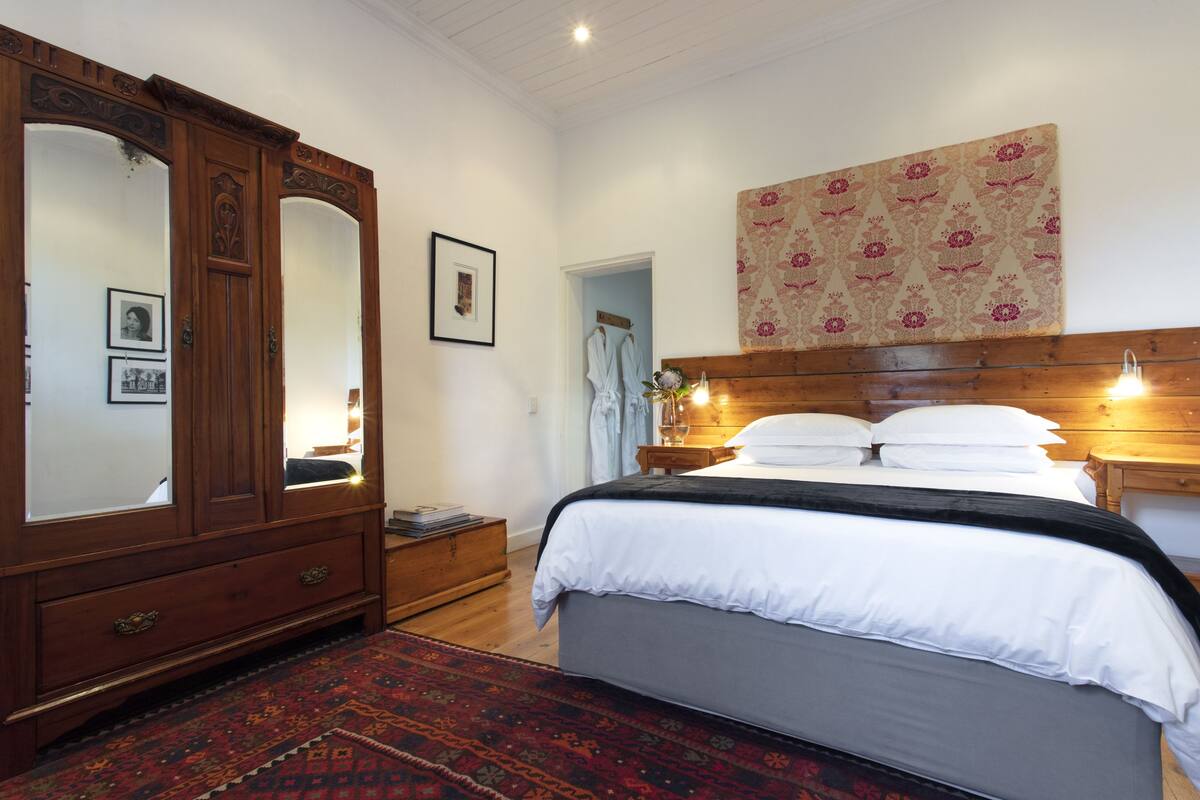 Standard Room Self Catering | 1 camera, una cassaforte in camera, una scrivania, tende oscuranti