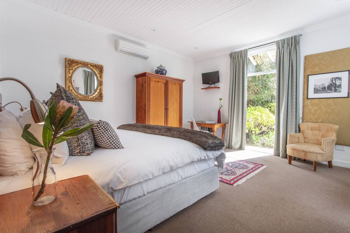 Garden Suite Self Catering | 1 camera, una cassaforte in camera, una scrivania, tende oscuranti