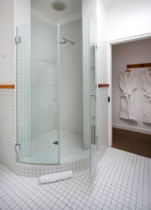 Garden Suite Self Catering 1 | Bathroom | Shower, hair dryer, bathrobes - 22 Die Laan Guest House (Stellenbosch)