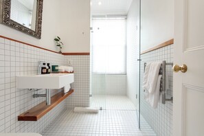 Garden Suite Self Catering | Douche de la salle de bain