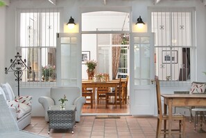 1 makuuhuone, tallelokero huoneessa, työpöytä, pimennysverhot