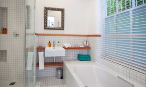 Suihku, hiustenkuivaaja, kylpytakit