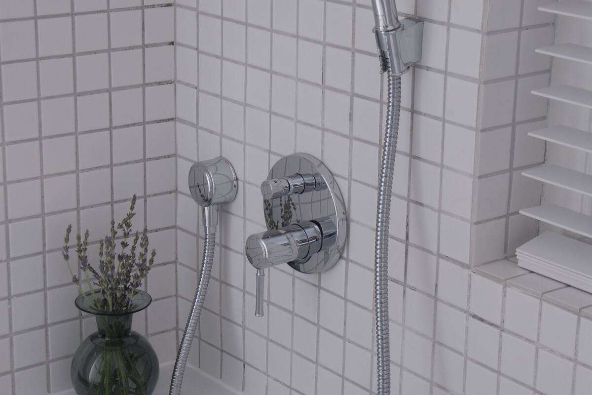 Chambre luxueuse double ou avec lits jumeaux | Salle de bain | Douche, séchoir à cheveux, peignoirs