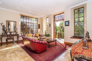 Beach Villa | Zona de estar | Una televisión de plasma, un reproductor de DVD, películas de estreno