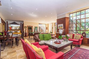 Beach Villa | Living area | 80-cm flat-screen TV with satellite channels, plasma TV, DVD player - Kennedy's Beach Villa (Hermanus)