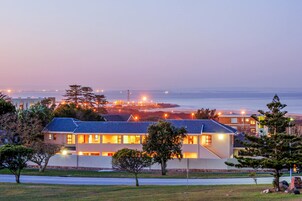 Fachada da propriedade à noite