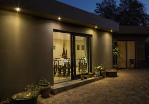 Fachada de la propiedad por la tarde o noche