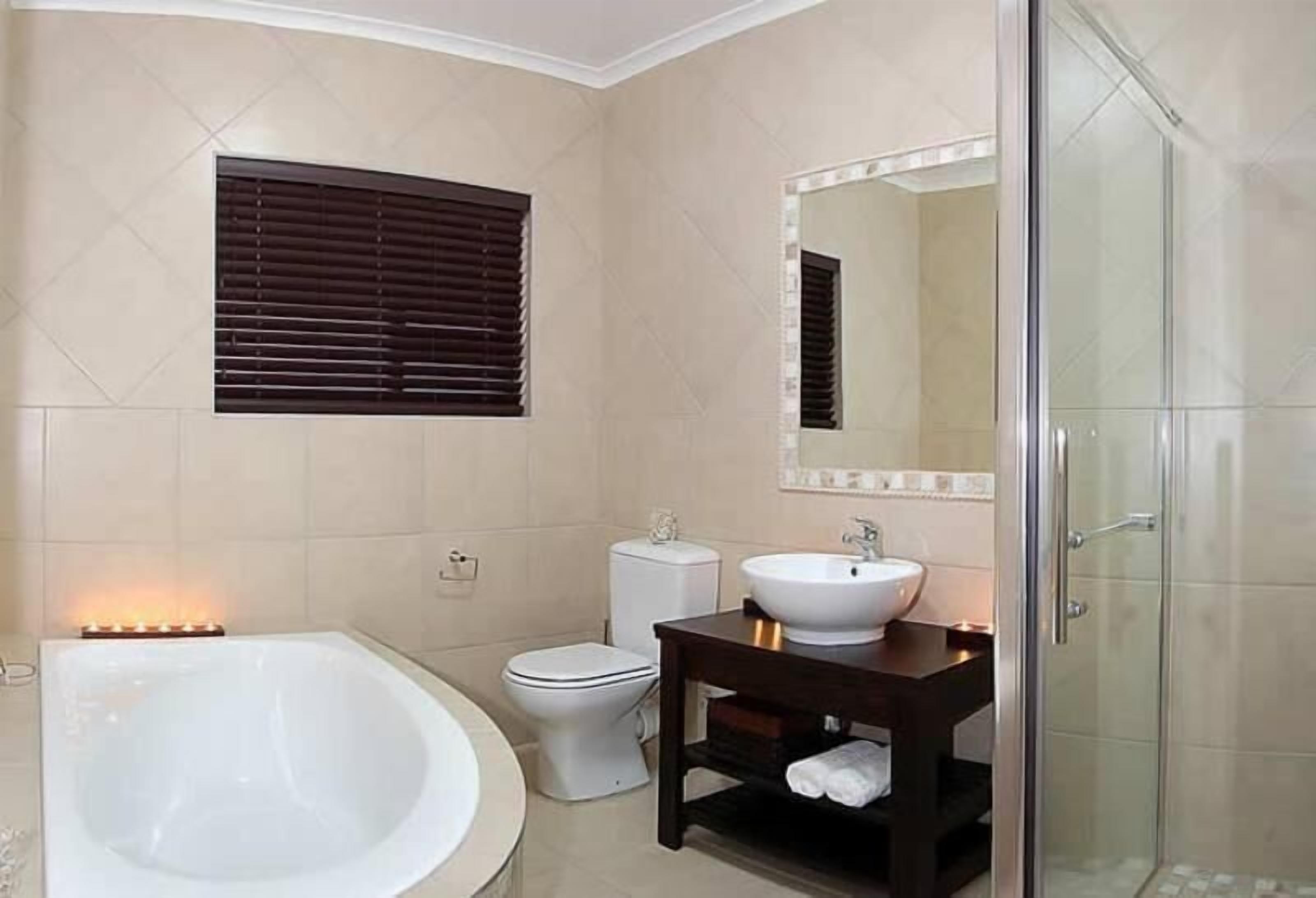 Un baño moderno con bañera, inodoro y lavabo.