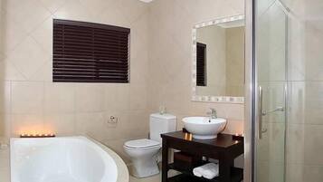 Un baño moderno con bañera, inodoro y lavabo.