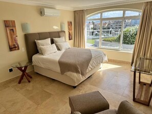 Self Catering Suite Marina view | Minibar, safe på rommet, skrivebord og lydisolert