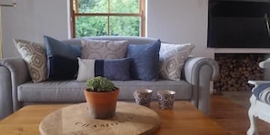 村舍, 2 间卧室 (The Country) | 客厅 | 平板电视、壁炉