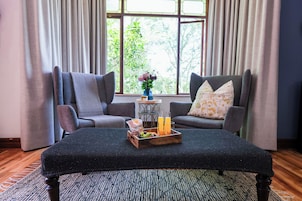 Presidential Room | Minibar, in-room safe, individually decorated, individually furnished